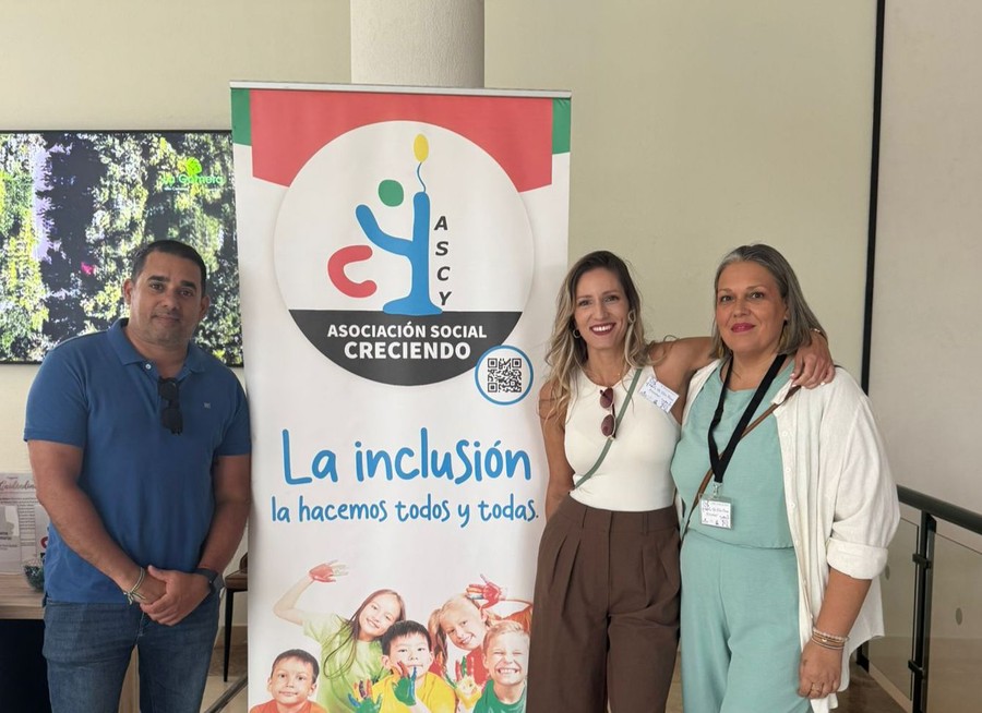 l presidente insular de NC-BC y diputado, Yoné Caraballo, junto a la portavoz municipal en Arrecife, Sheila Guillén, y la secretaria del Tercer Sector de la formación, Helena López, durante la jornada