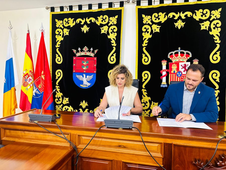 Eli Merino, concejala de Recursos Humanos, y Yonathan de León, alcalde de Arrecife, durante la presentación de la mayor Oferta Pública de Empleo del Ayuntamiento / Foto: Ayuntamiento de Arrecife