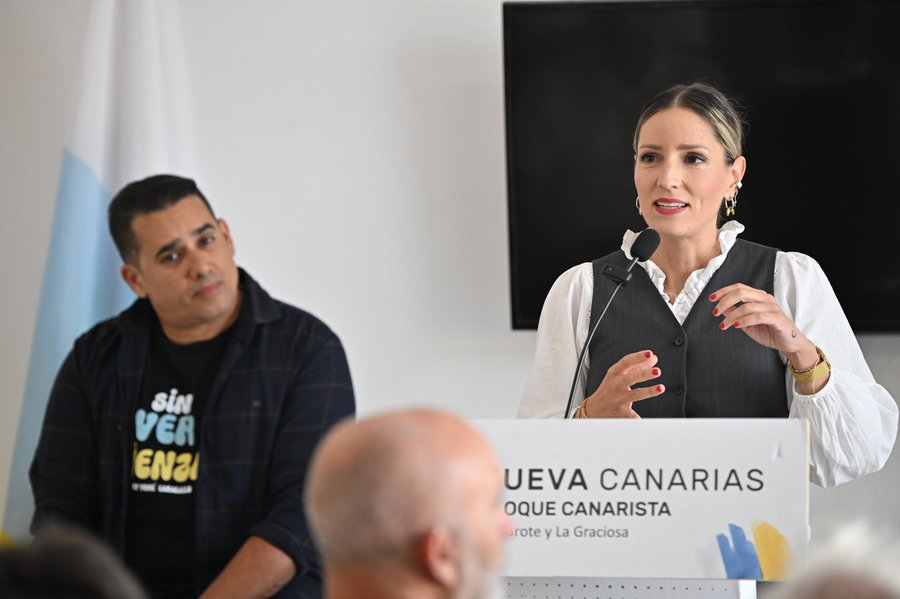 Sheila Guillén, portavoz de NC-BC en Arrecife, junto a Yoné Caraballo durante un acto de la formación / Foto: NC-BC